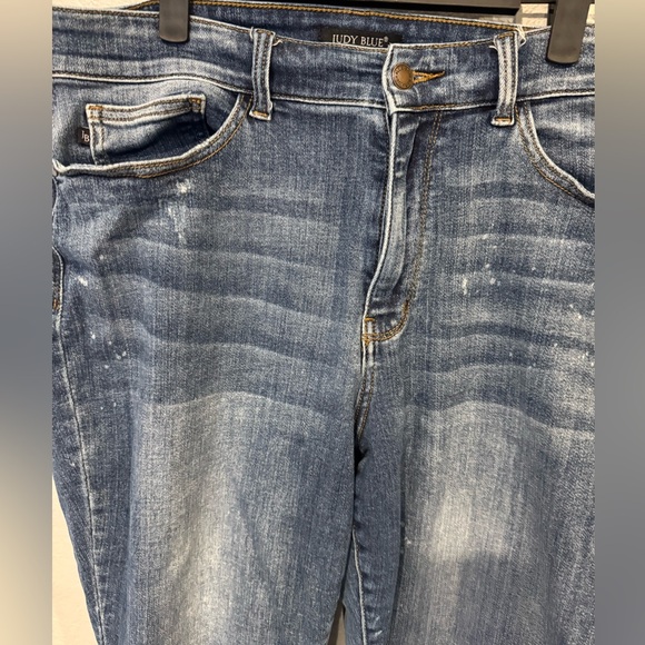 Judy Blue Boyfriend Jeans in Classic Blue with bleach splatter - Picture 4 of 8